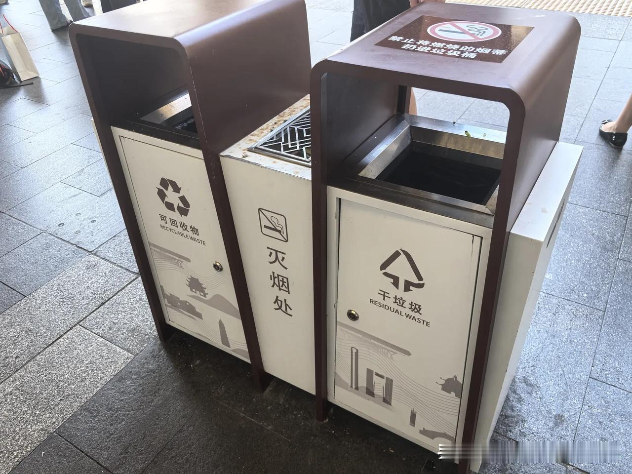火车站站台上究竟能不能抽烟？大多数火车站站台上都没有垃圾箱，更没有配备收集烟蒂的