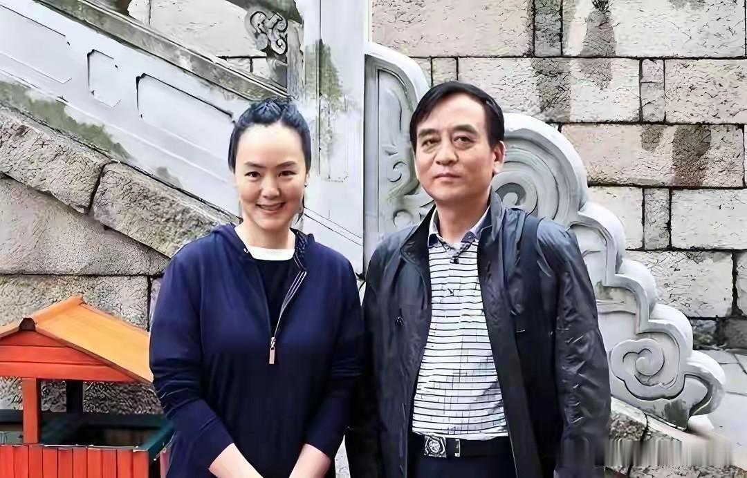 一晃眼央视的美女主持人孙小梅 都60岁了，她还那么有气质，气质比倪萍好。

她扎