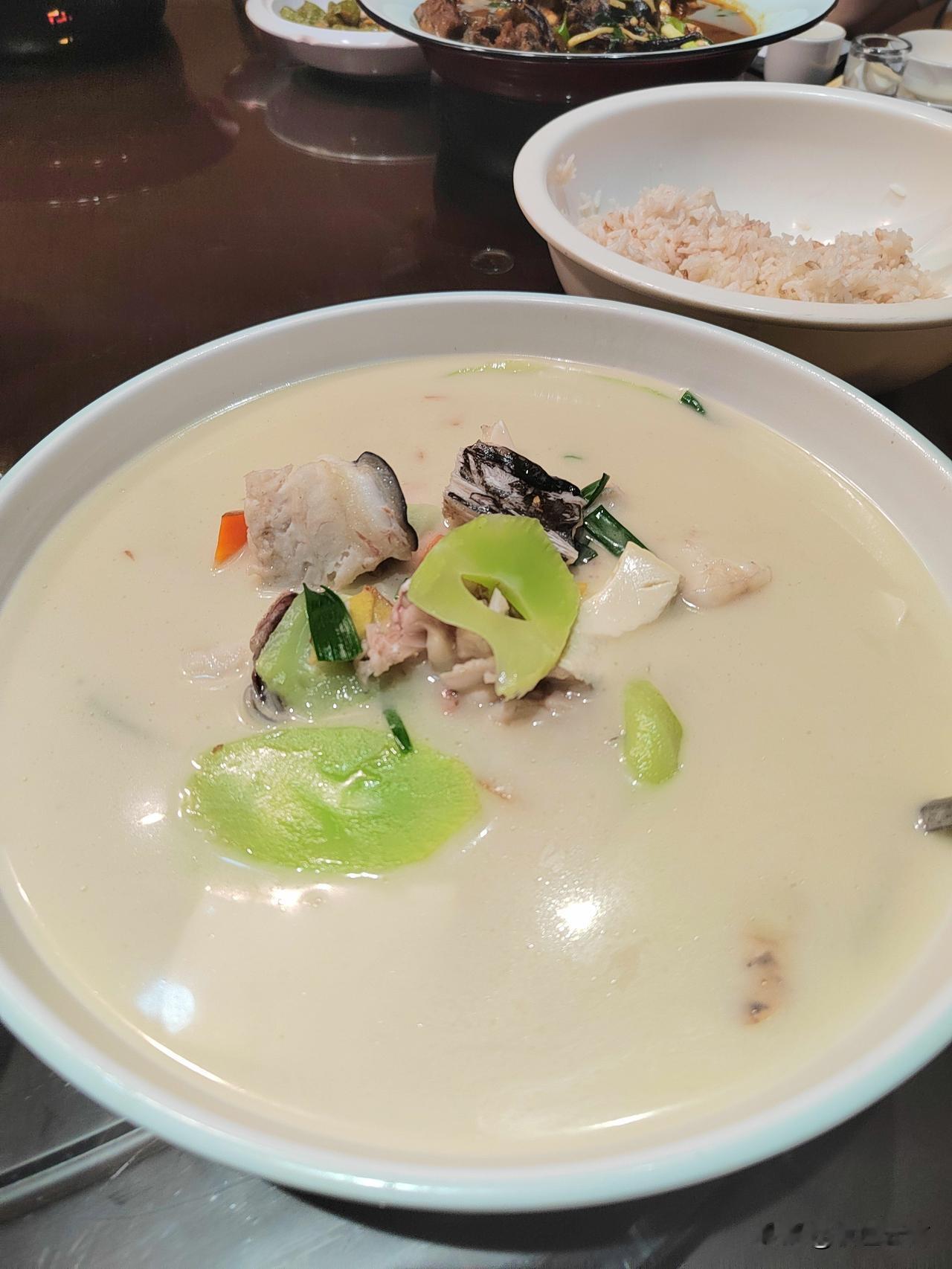 西双版纳的神奇傣味是什么? 昨晚朋友请客，又来到勐旺农家，院子里的红色桌椅，把节