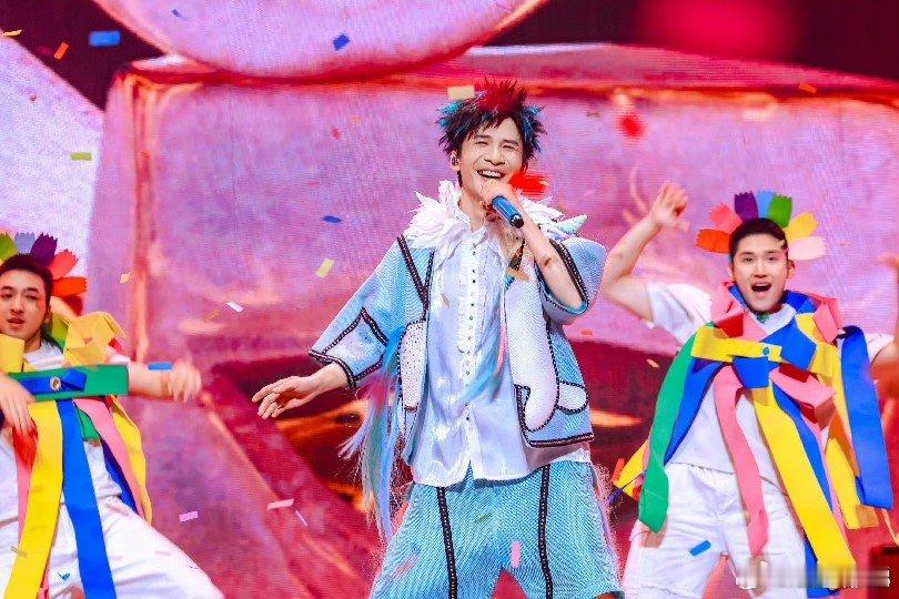 大张伟一行行行行行大张伟从摇滚少年变身全能艺人，这转型，那叫一个“行”！他总能找