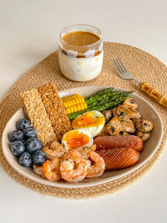 低卡拼盘🥗溏心蛋虾仁时蔬燕麦纤脆棒🥛拿铁