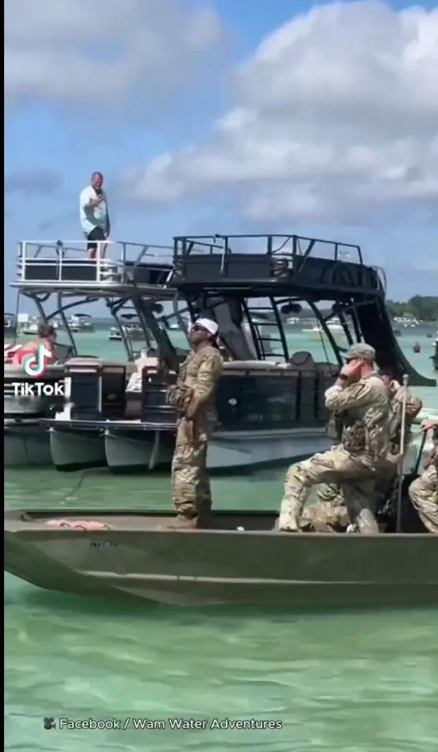 佛罗里达州螃蟹岛的海滩游客获得了意想不到的“战场”体验。

视频拍摄到 18 名