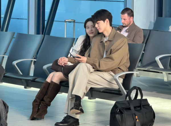 布拉格机场偶遇宋江拍摄 有网友在布拉格机场偶遇宋江拍摄新剧。 