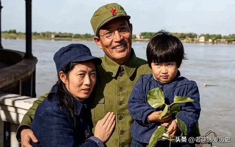 这张摄于1948年的照片，定格了“炮兵之父”朱瑞将军和妻子潘彩琴、女儿朱淮北的温