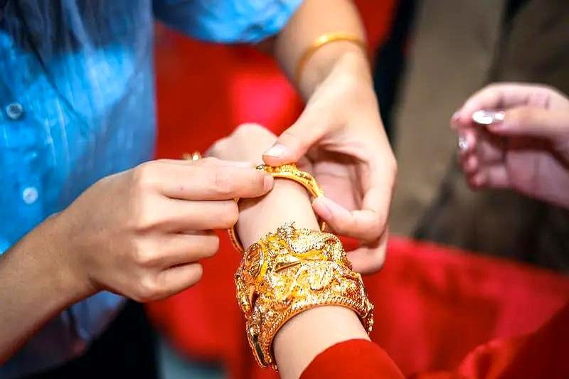 路过金店，LED屏闪得晃眼：足金1470一克。我脑子里立马蹦出亲家母那只“暴发户