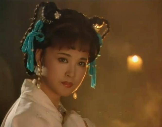 639年，15岁的武媚娘头一次为李世民侍寝，正要沐浴洗澡时，身边却站着一圈男人直