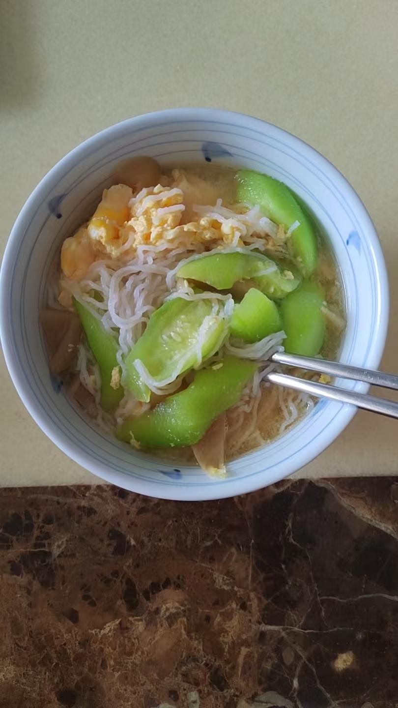 一个人也要好好吃饭：假期过了，家里又只有我们俩老了，昨天上午老头在外面吃了，我一
