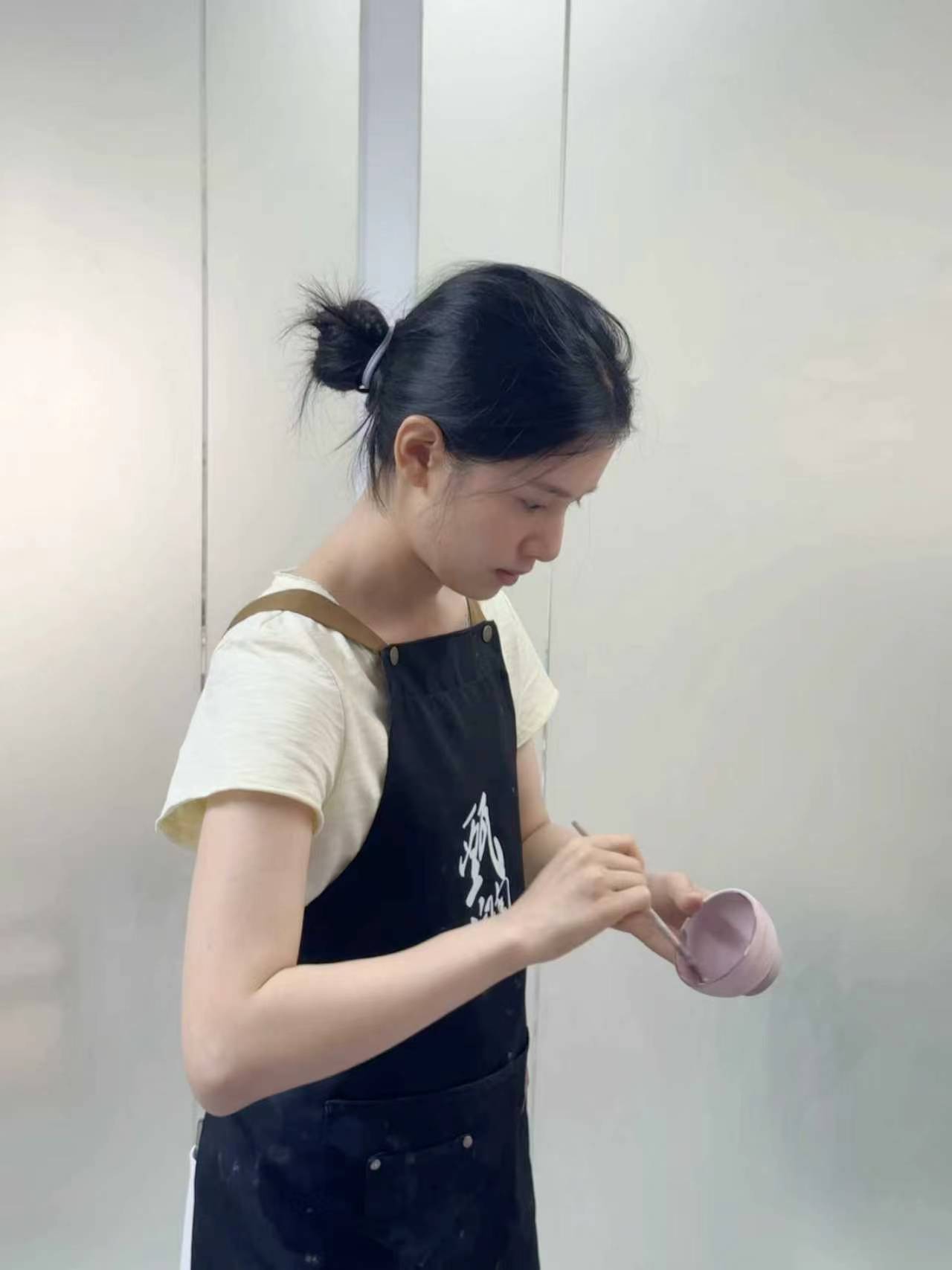 张婧仪工作日记  张婧仪工作日记 是充实又松弛的工作日呀，认真学做陶艺的样子真是
