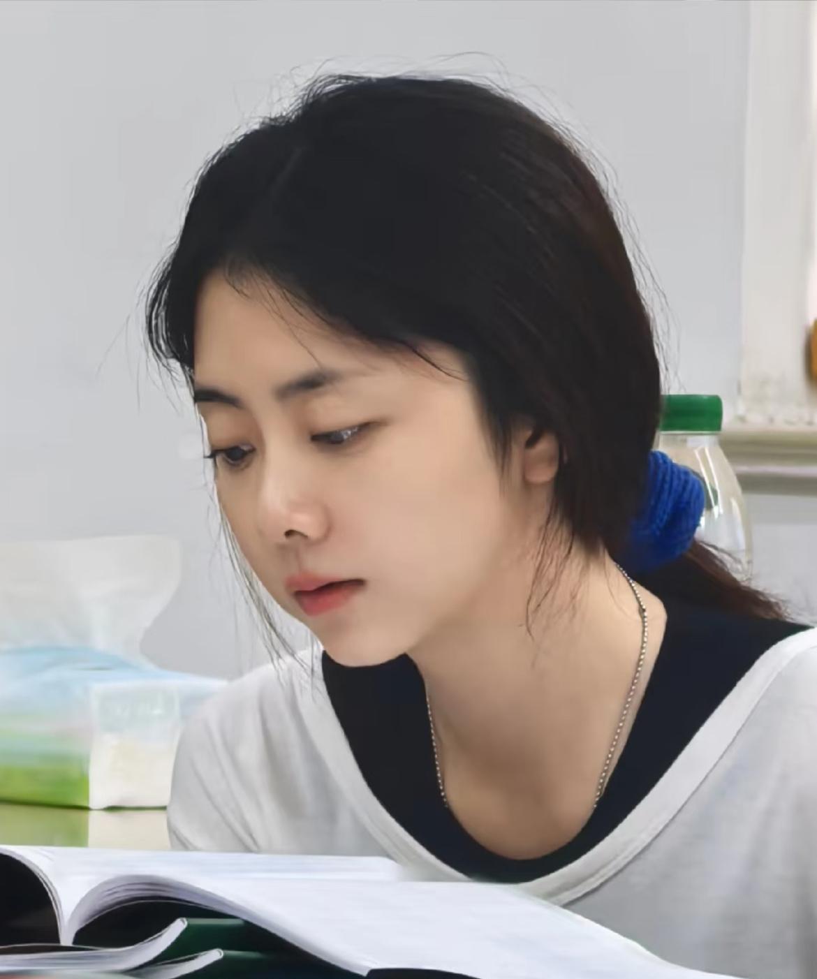 好奇去查了一下谭松韵的出身，不查不知道，一查才发现，原来谭松韵根本没有什么资本靠