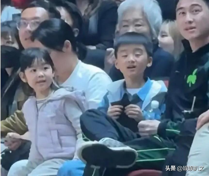 何猷君独自带女儿和儿子带球赛，不见妻子奚梦瑶，儿女照片首曝光。