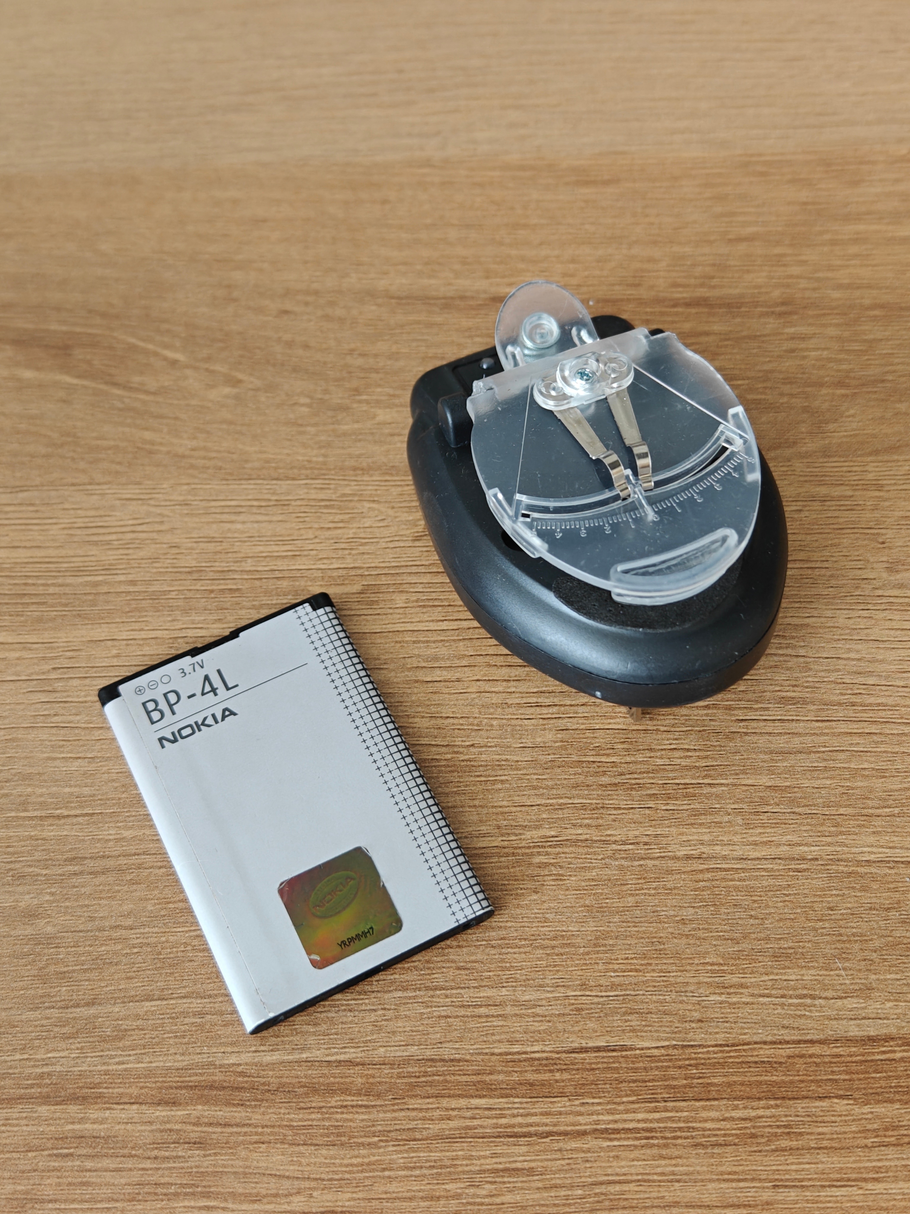 给旧手机电池拿出来想充充电，捣鼓了半天，已经忘记万能充电器怎么用了，是那个时代已