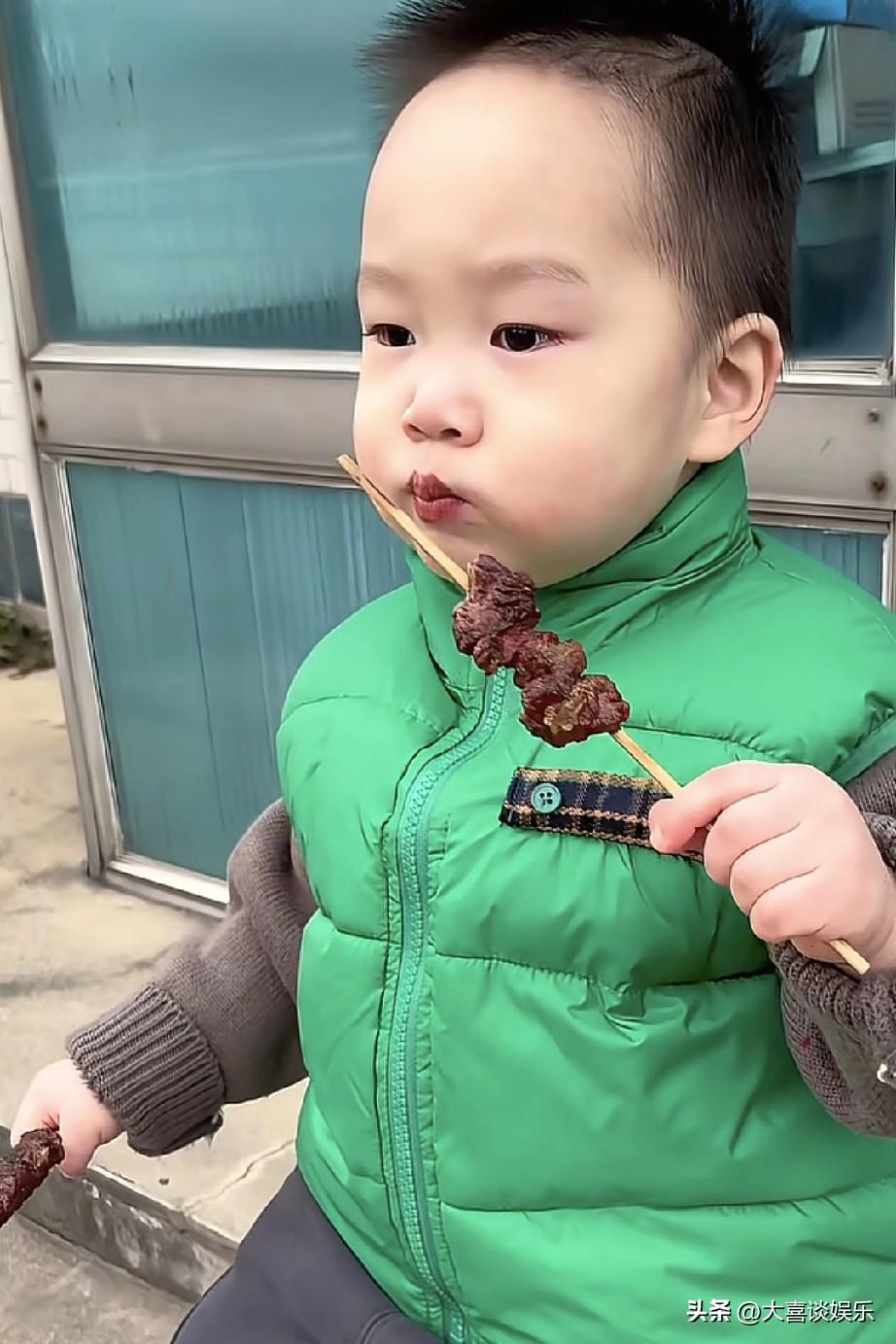 别人2岁还在喝奶，米乐两岁都撸串了。

网上很多人都说他着吃相和长相，看着不像两