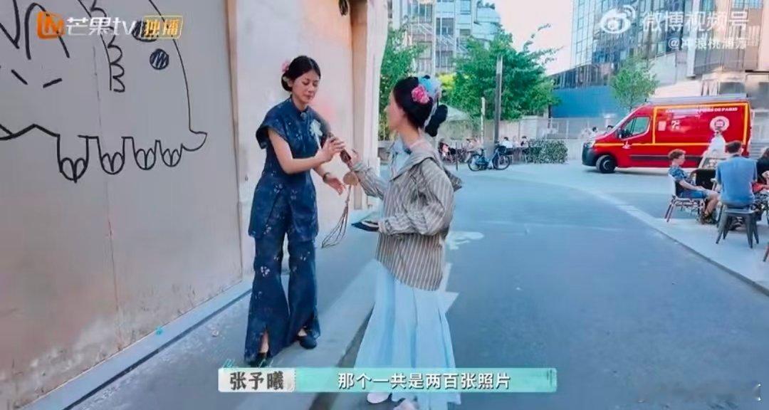 张予曦给赵昭仪怒拍二百张照片 一堵可爱墙就能拍出这么多素材，赵昭仪的表现力和张予