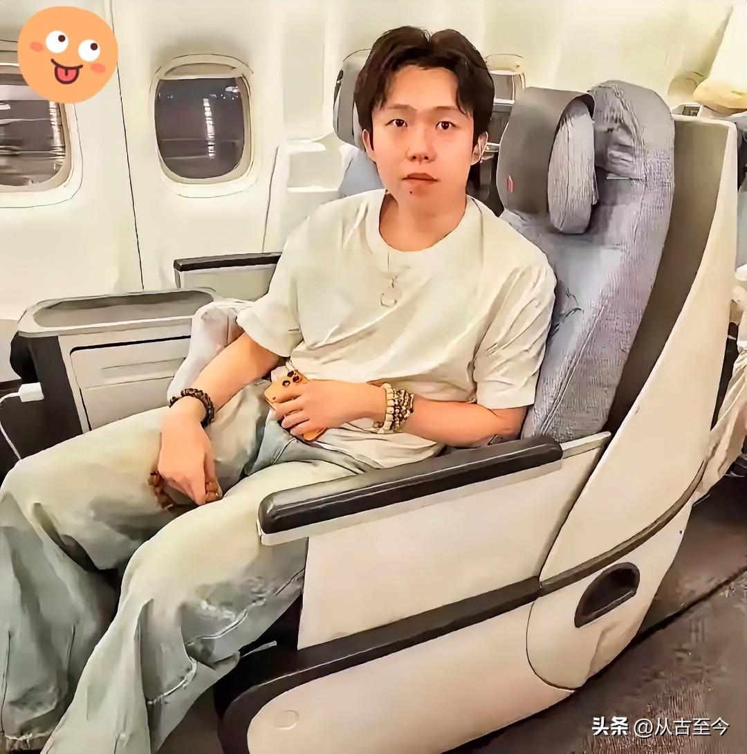 🔥国乒出征爆笑名场面！
王楚钦格局与手串双双出圈

 国乒出征机场名场面再度引