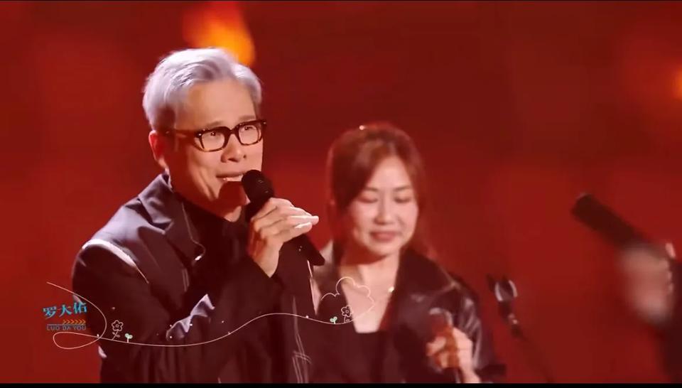 69岁罗大佑，引发热议！

12月31日晚，当大家都在看跨年晚会的时候，知名歌手