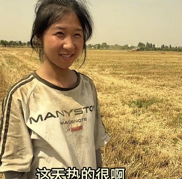 凭着那一脸灿烂笑容俘获了全网的心，河南许昌这个20岁的女孩没想到自己开收割机帮父