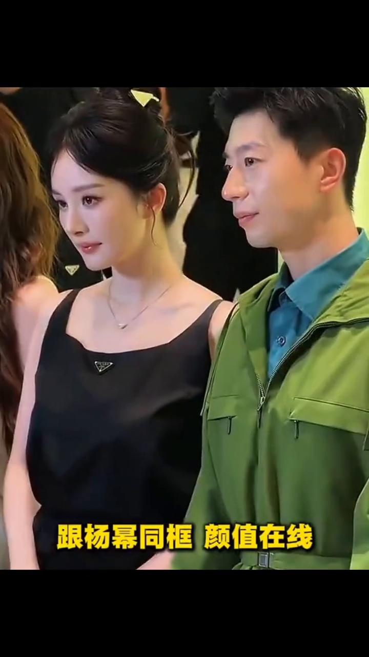 梁家辉化身粉丝主动合影。
梁家辉化身小迷弟主动找龙队合影，龙队登场现场直接爆炸，