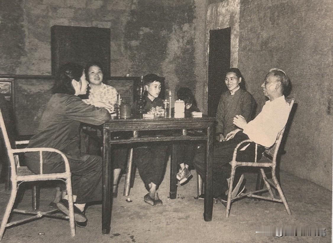 1961年，刘少奇、王光美在花明楼旧居同亲戚交谈。刘少奇坚持将旧居分给六户农民居