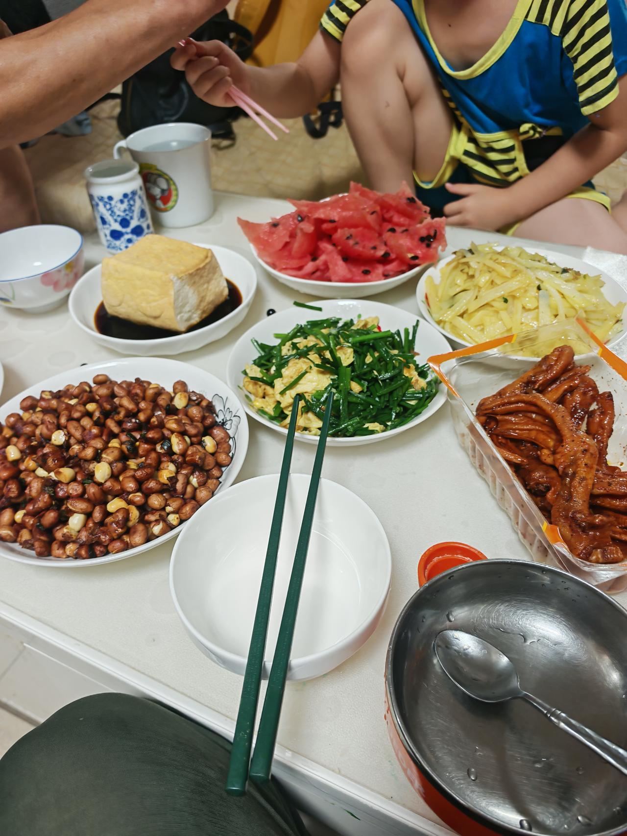 何为福气

其实你已经很幸福了，吃饱穿暖没病
没灾，隔三岔五还能吃顿好的，偶尔还