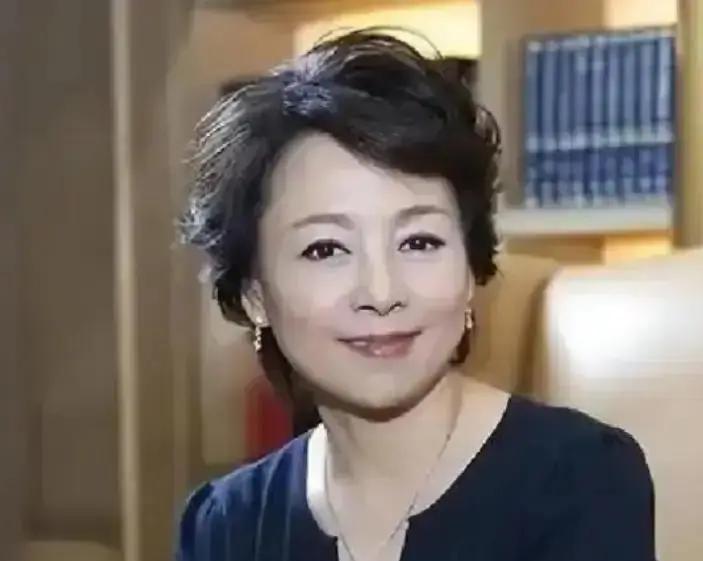 看哭了！69岁张瑜走进公证处，签完字，把北京四合院、上海江景大平层、海外房产，连