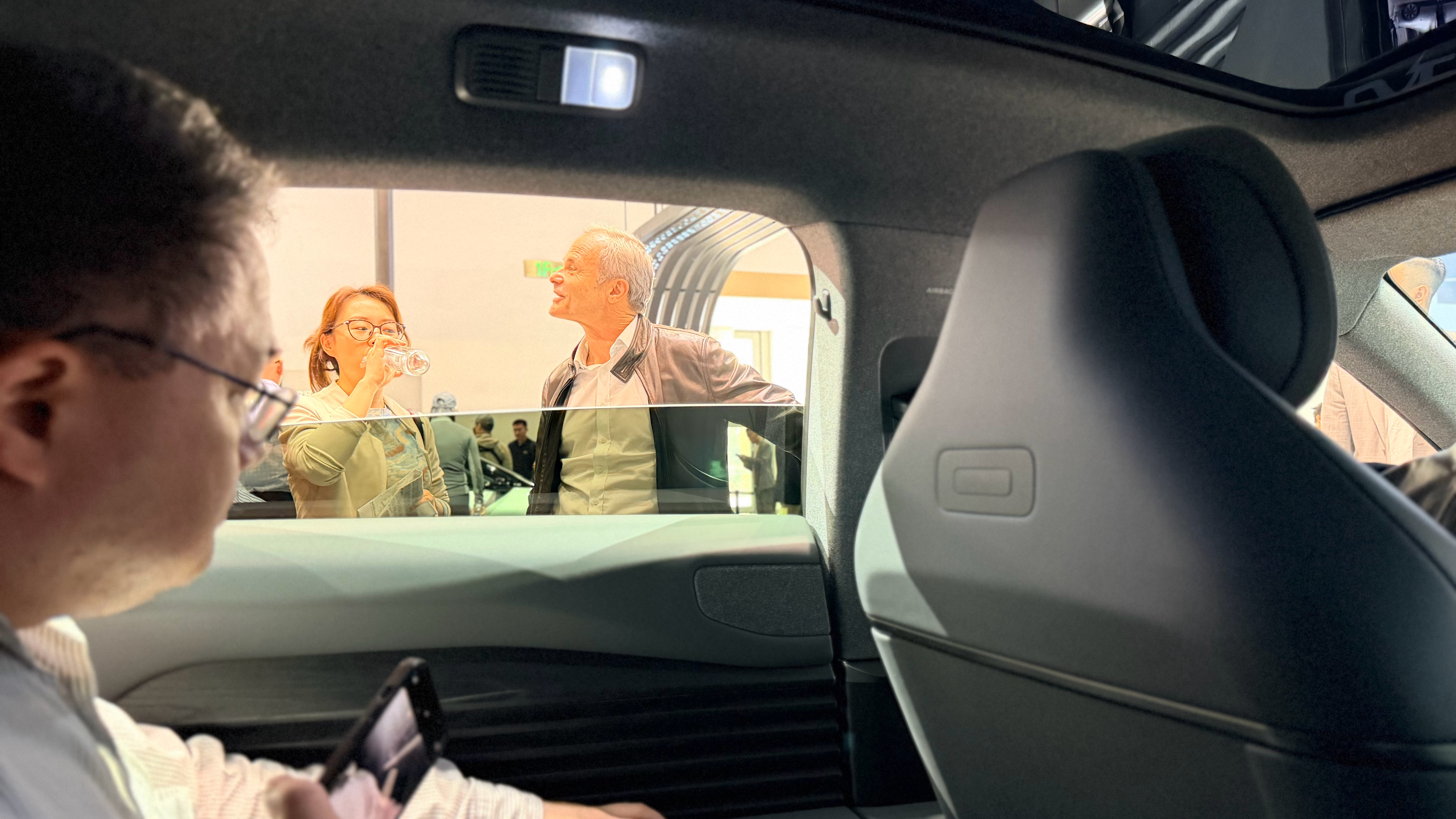 这个是老熟人比亚迪全球设计总监艾格吗？你猜它在看啥车？ 