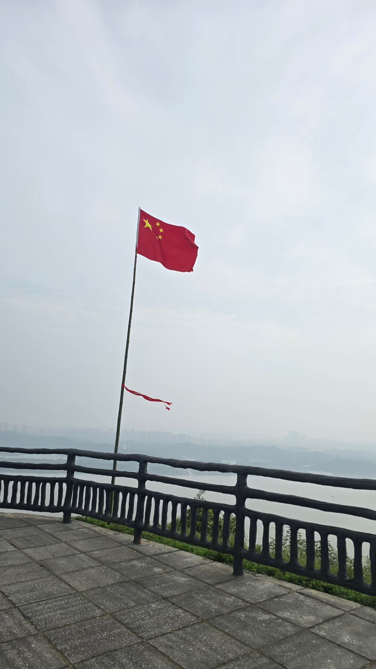 打卡大武汉望江台，五星红旗迎风飘扬，山河辽阔，盛世安康！  ​​​