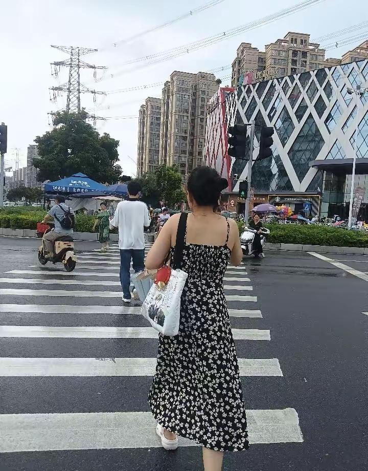 无奈的选择！儿子深圳出生，深圳读书，深圳长大，但不是深户，但他有时候也觉得自己是