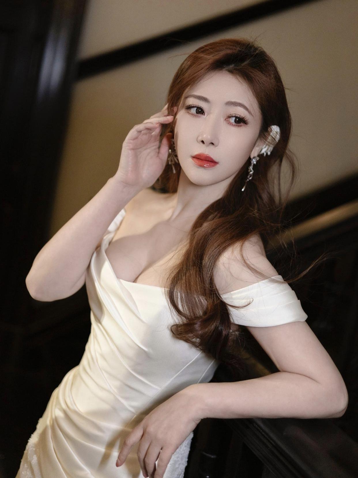 405、开心一点，努力一点，务实一点，善良一点，优秀一点。