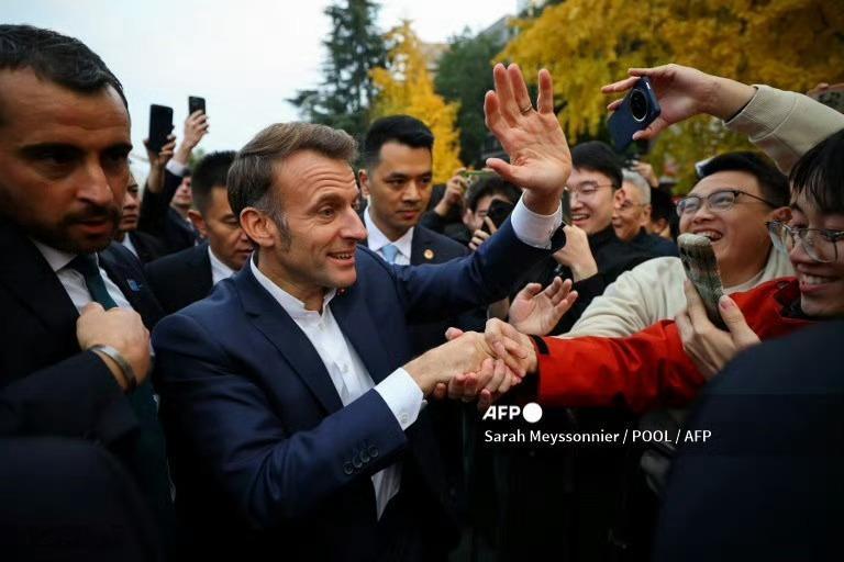马克龙访问四川大学马克龙享受了当明星的待遇，四川人民获得了“抖加”，双赢