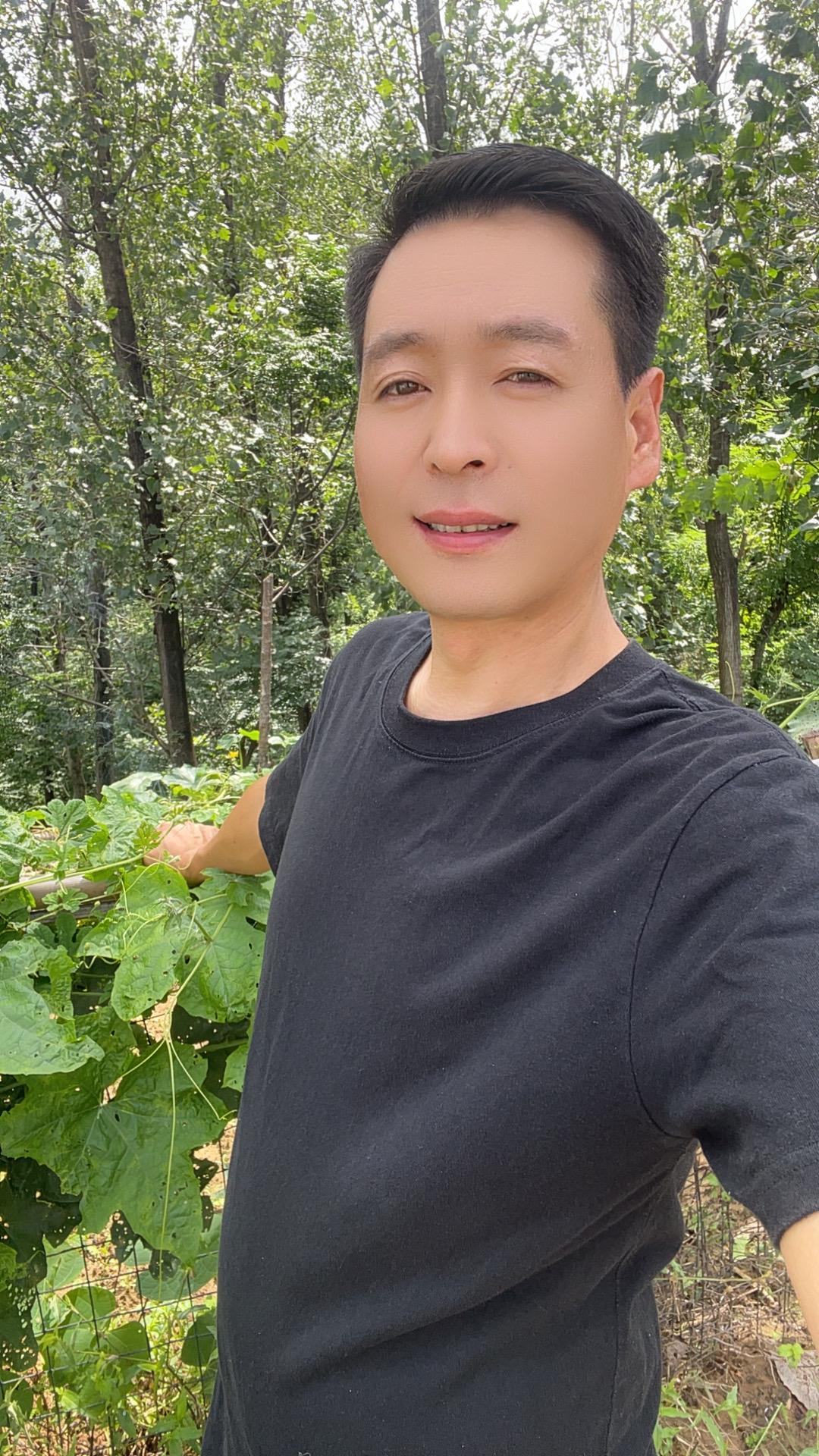 找一个你爱的人，不如找一个爱你的人，因为爱你的人永远不会离开你，而你爱...