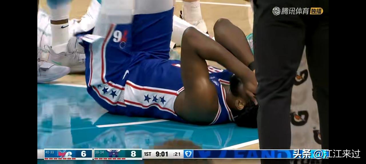 恩比德果然还是那个影帝，摔倒后录像回放明明没有碰到脸却一脸无辜捂脸在地上打滚！