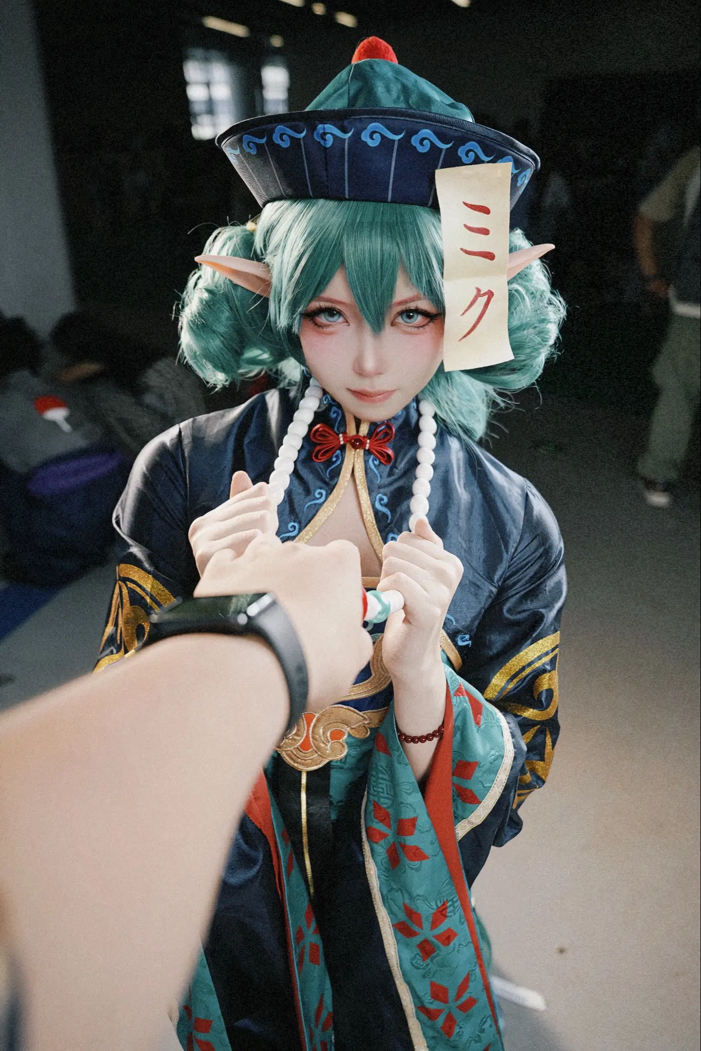 “抓到一只会咬人的可爱小僵尸”