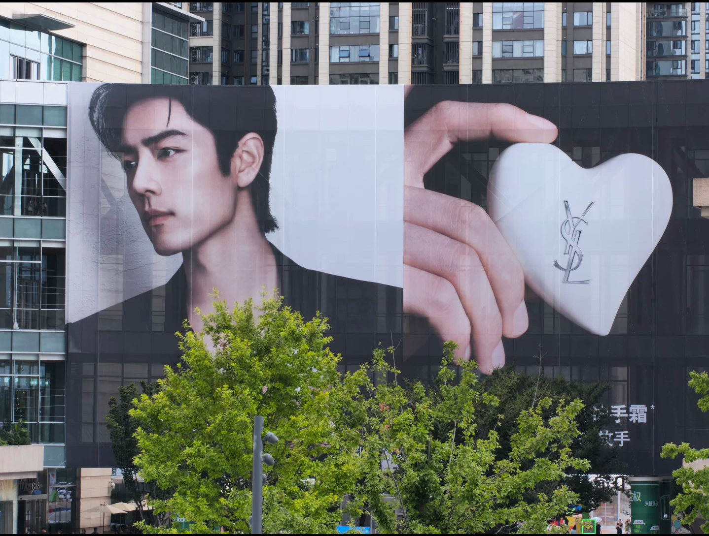 YSL拼命推这个护手霜，战哥的地广巨多 