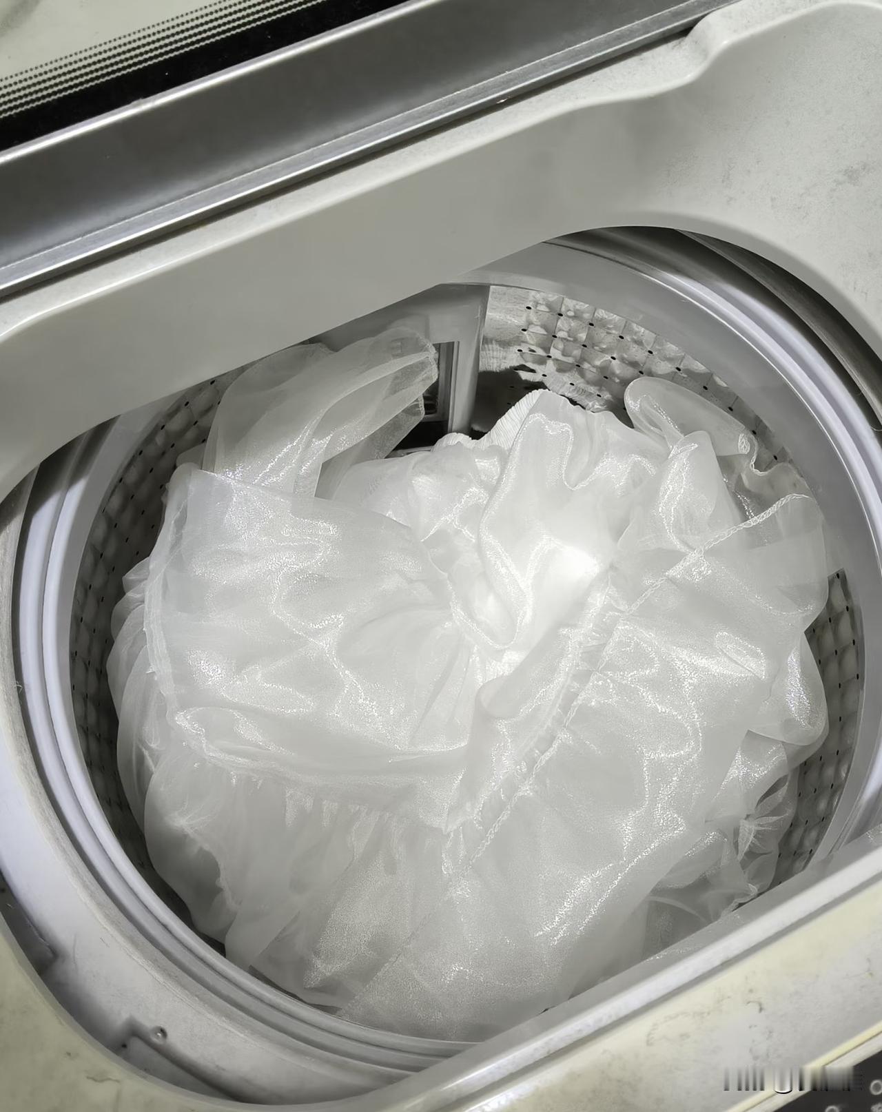 山东一名女子偶然发现，洗衣机里混入一个白色塑料袋后，衣服反而洗得格外干净，连边角