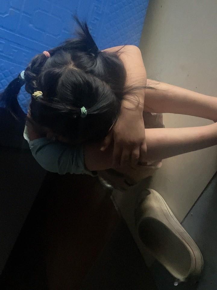 丫头生气了和她妈一样难哄🙁