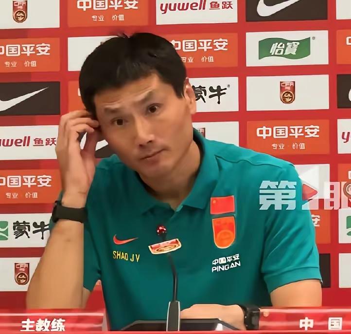 国足“三连败”，给球迷国庆添堵，“三无主帅”邵佳一抓耳挠腮有啥用？
足协本想利用