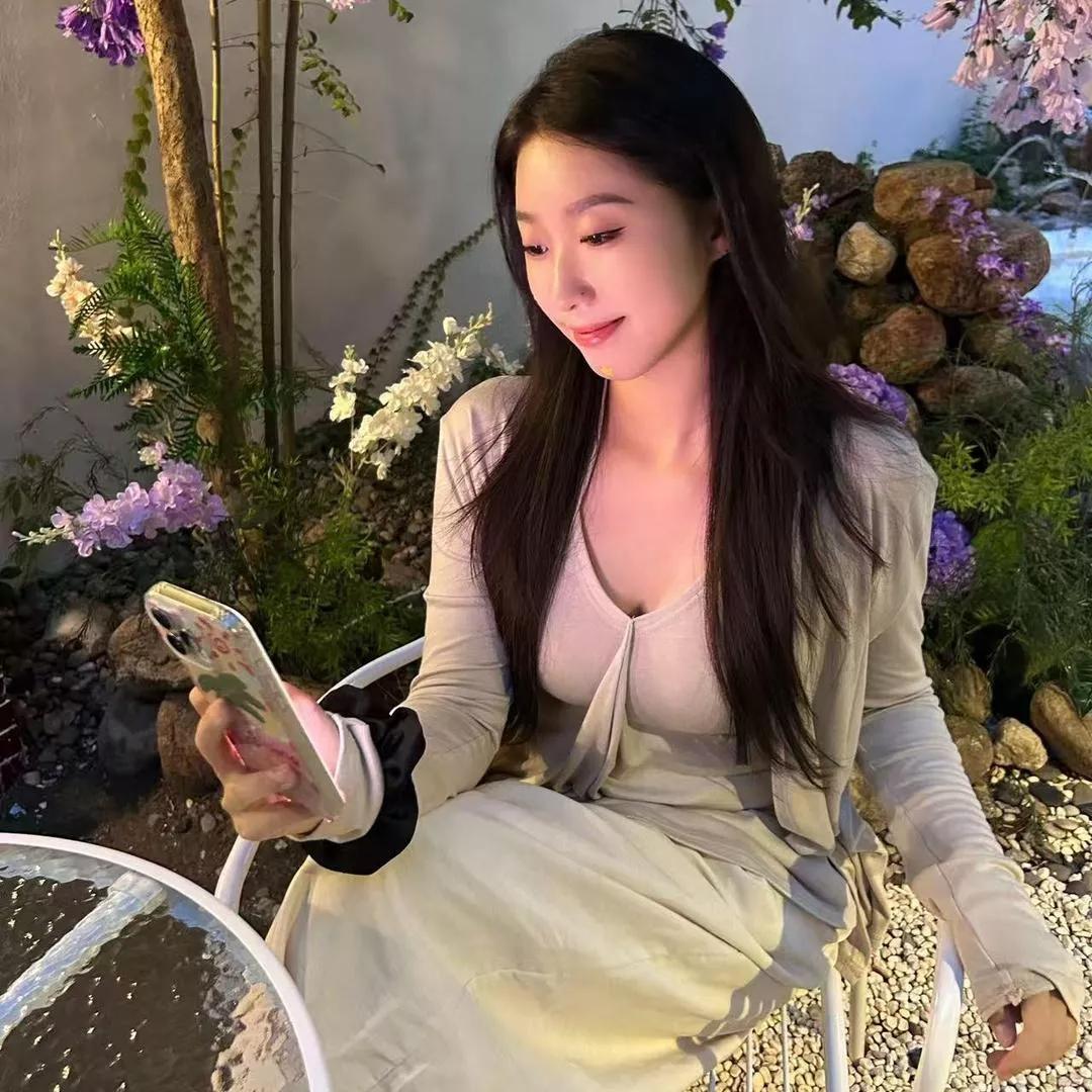 优雅少女在花园中阅读，享受宁静时光。读书美少女 读书女人 少女读书图 林中书香少