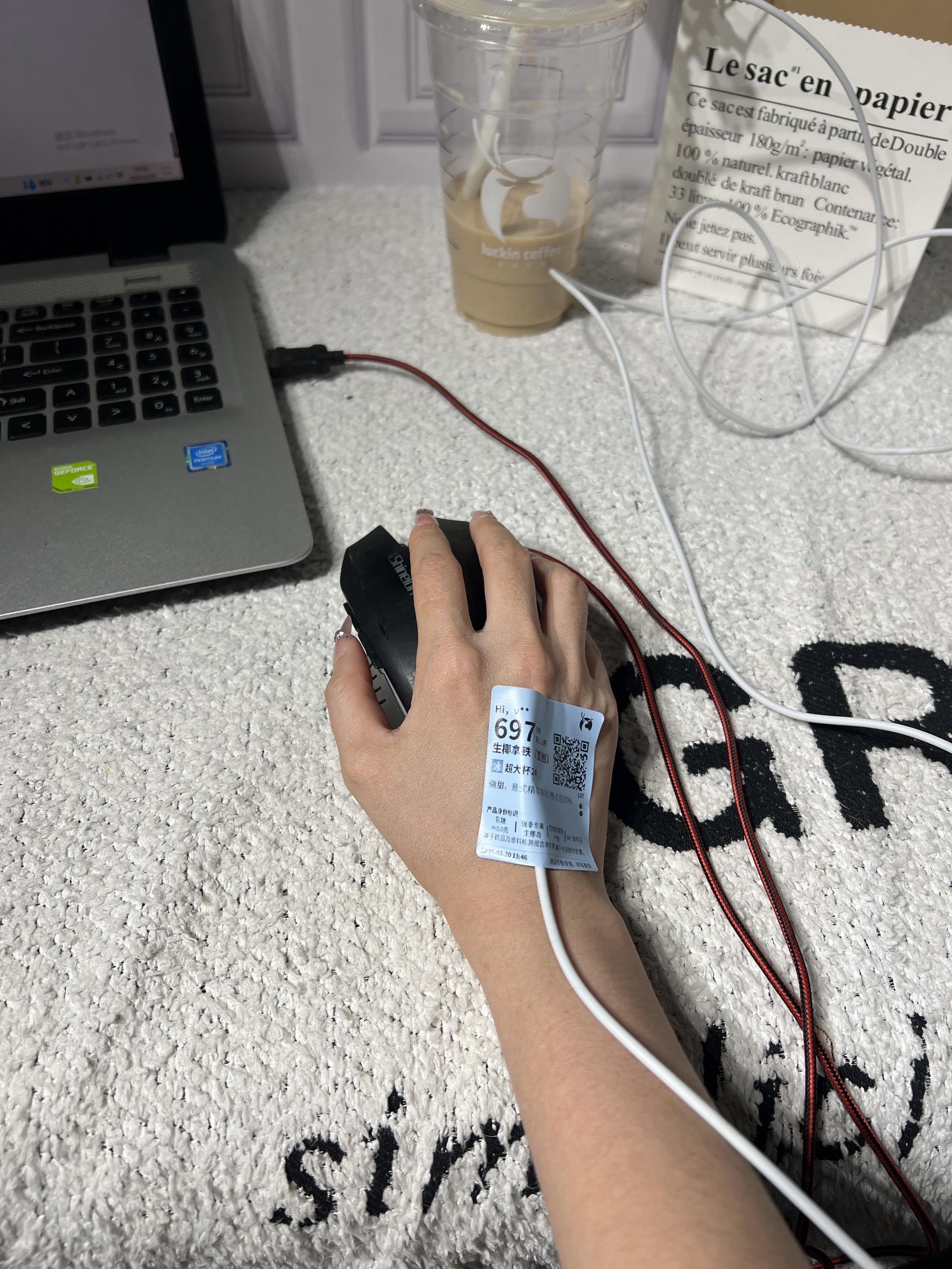 冷的咖啡，我清醒着一再续杯