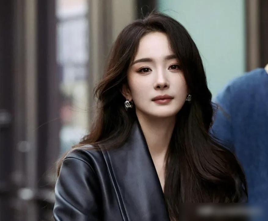 杨幂又签人了，这次是郑合惠子。不是简单的艺人跳槽，而是她妈公司的一盘棋。
上海