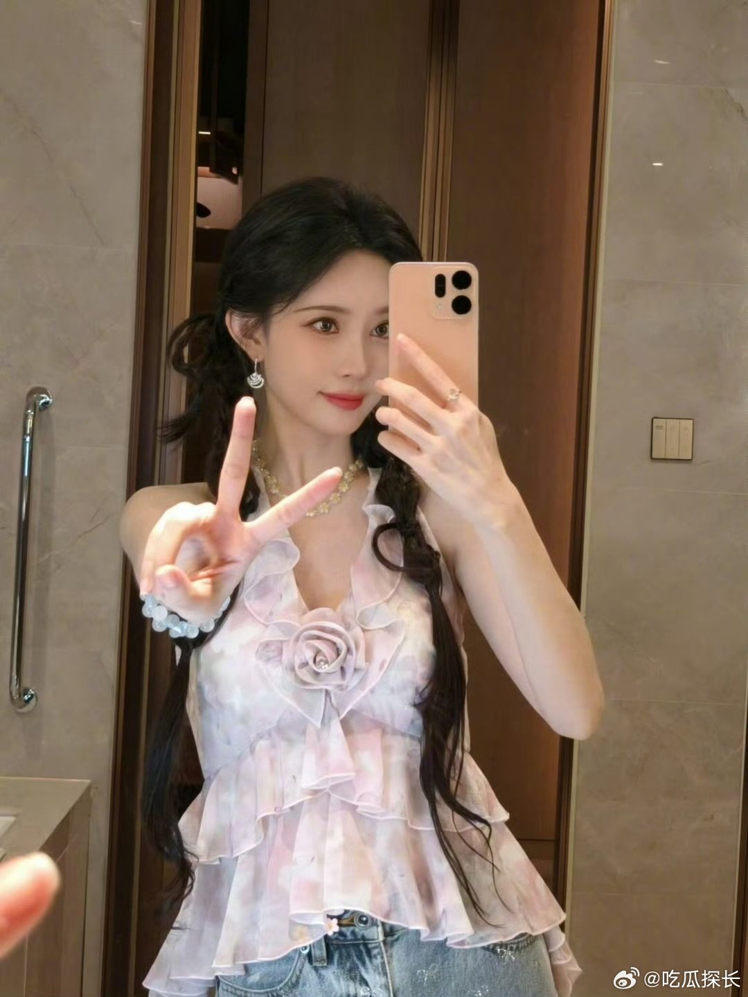 孟子义对镜自拍live图孟子义比耶对镜自拍live图 孟子义对镜自拍live，粉