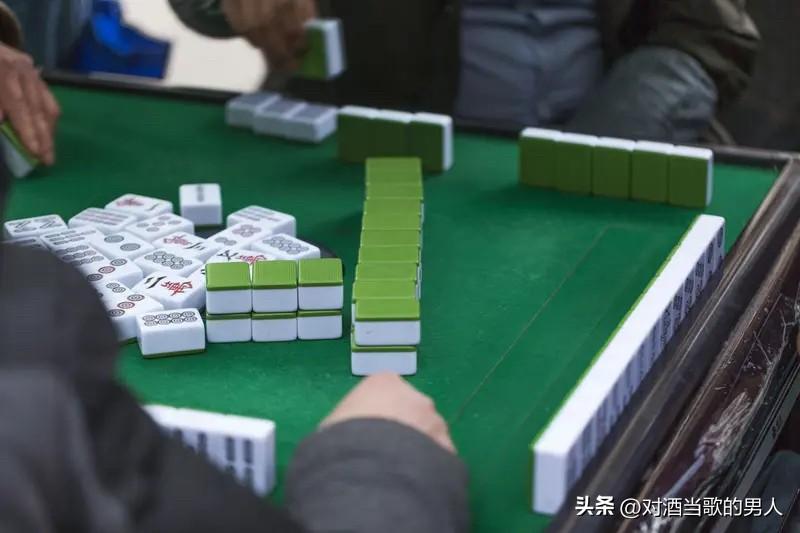 提高麻将胜率的关键不是机会数和概率论，而是这三个方面：
一、细心。
现在互联网讲