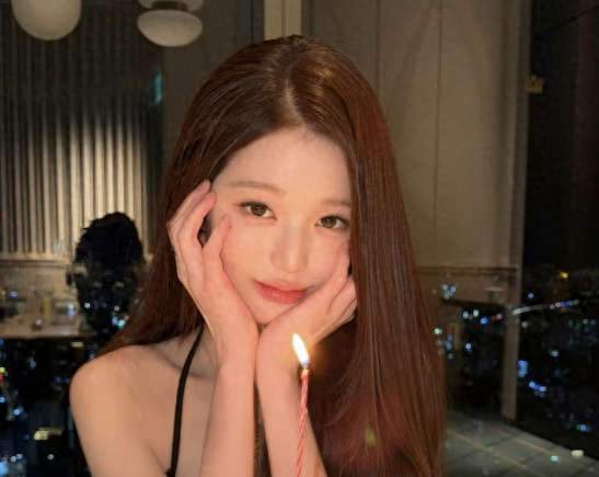 张元英生日晚宴生图太绝了！黑吊带配松弛感，这才是真富家千金