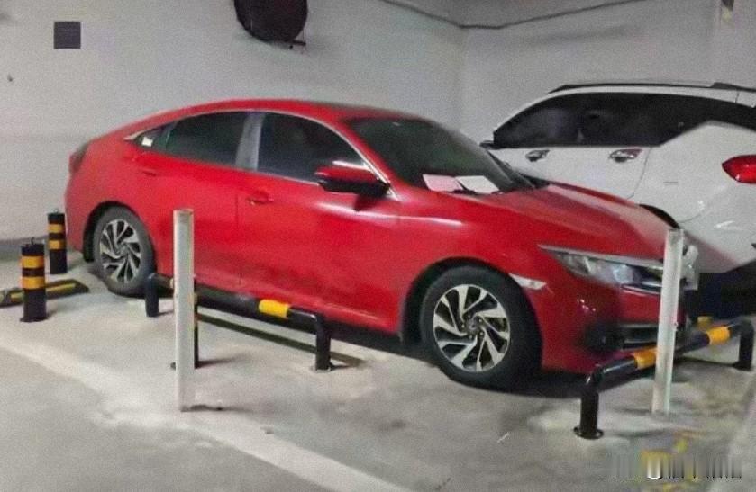 担心的事情还是发生了，
湖南占车位事件迎来结局，
占位的思域车开走了，车位业主要