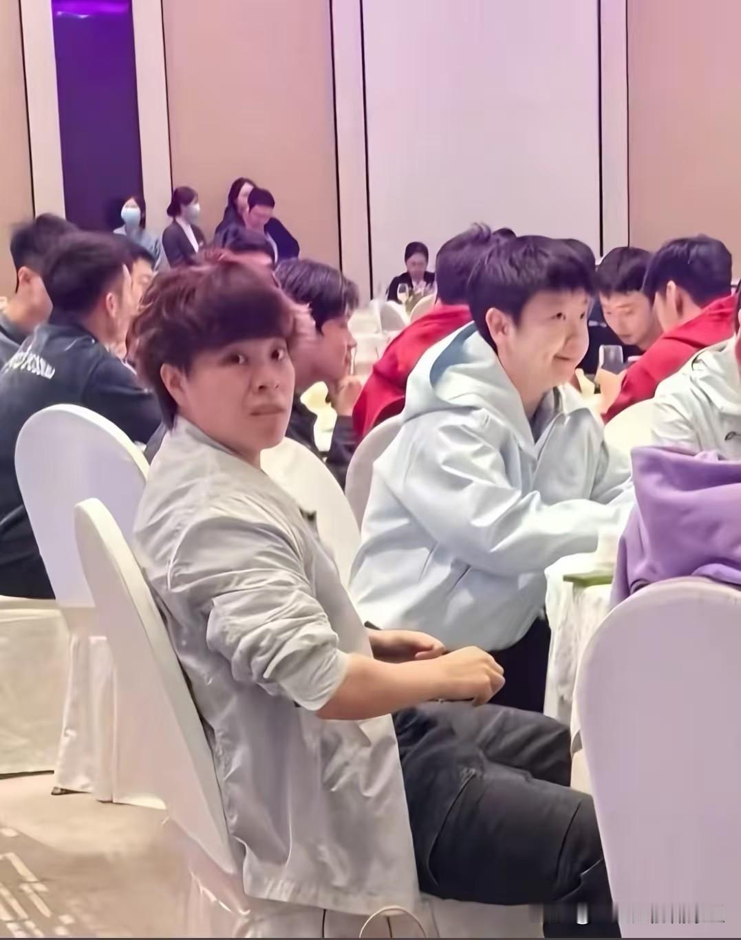 大迪往椅背上用力一靠的结果：他和她兄妹俩就同框了……

看来迪哥是最懂我们想看什