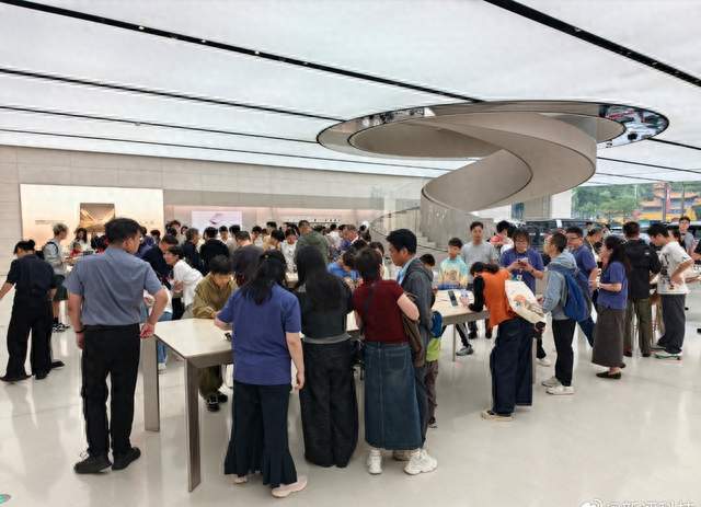华为Mate90发布即开售，"17年果粉"激动到结巴：等了6年！