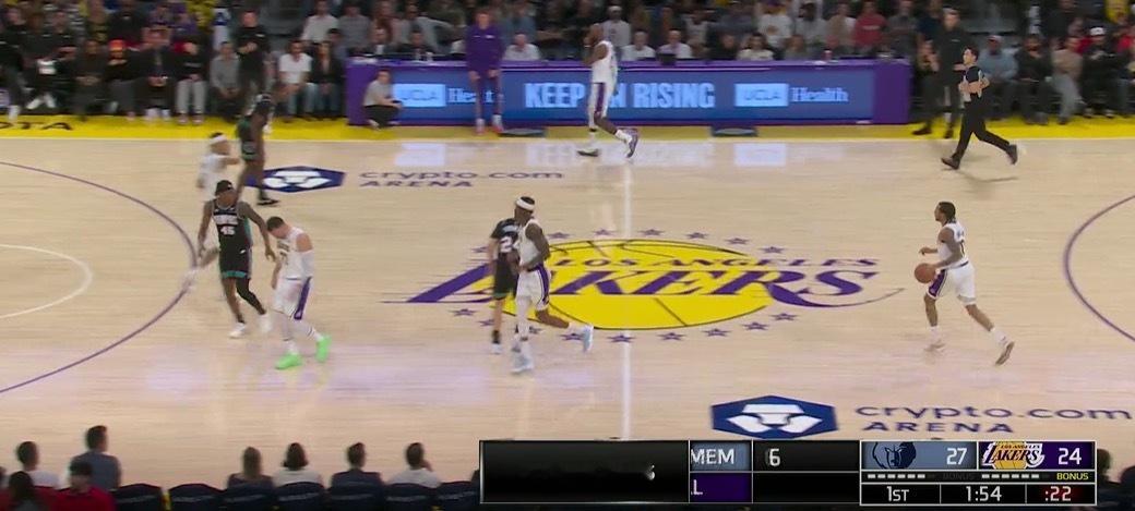 东契奇最近的常规轮换时间是首节第10分钟、剩2分钟左右。今天2分48秒时死球老头