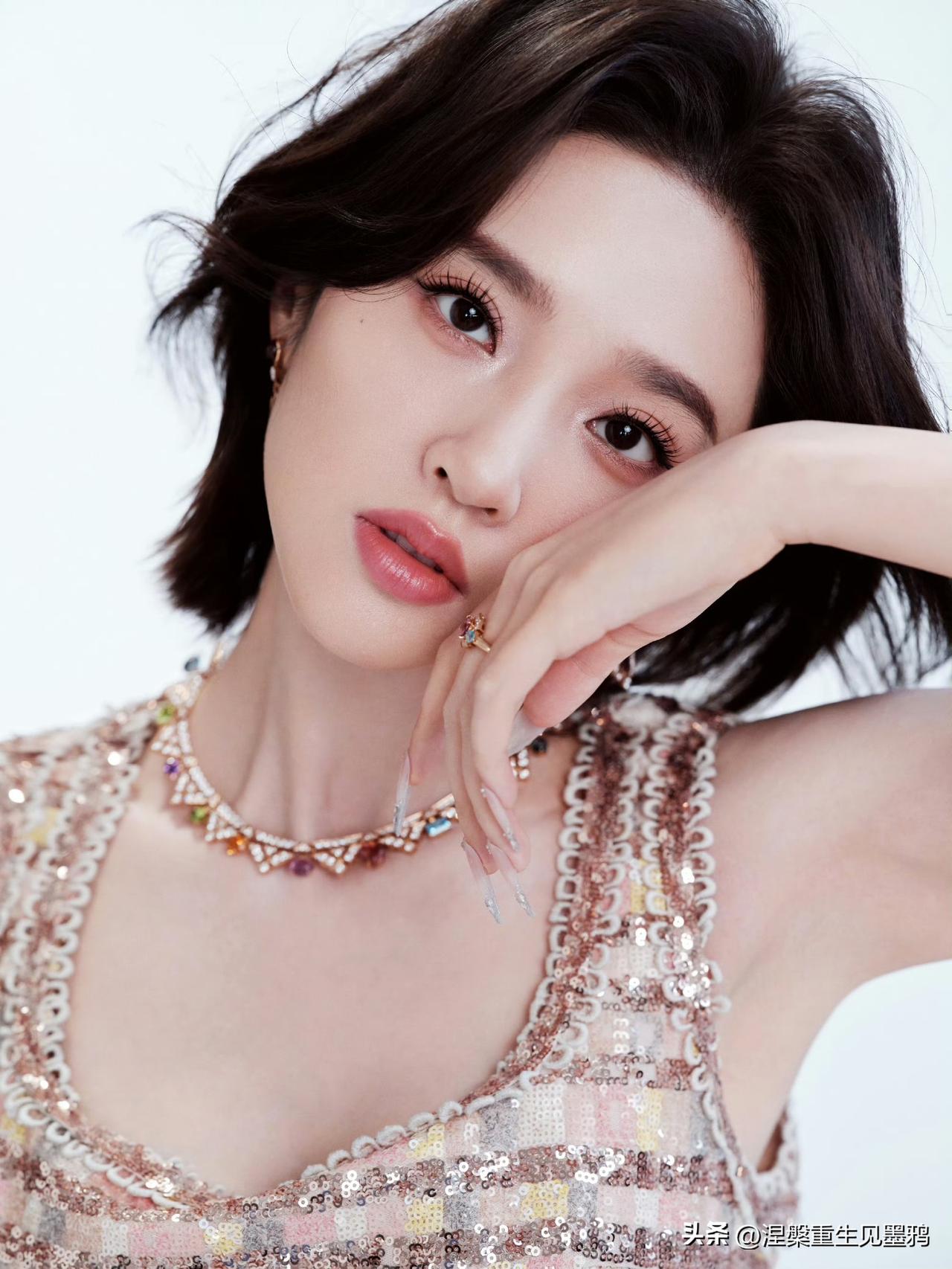 谁看了不说一句唐艺昕是把星光揉进了裙摆里！

利落的短发透着清爽劲儿，发梢的弧度