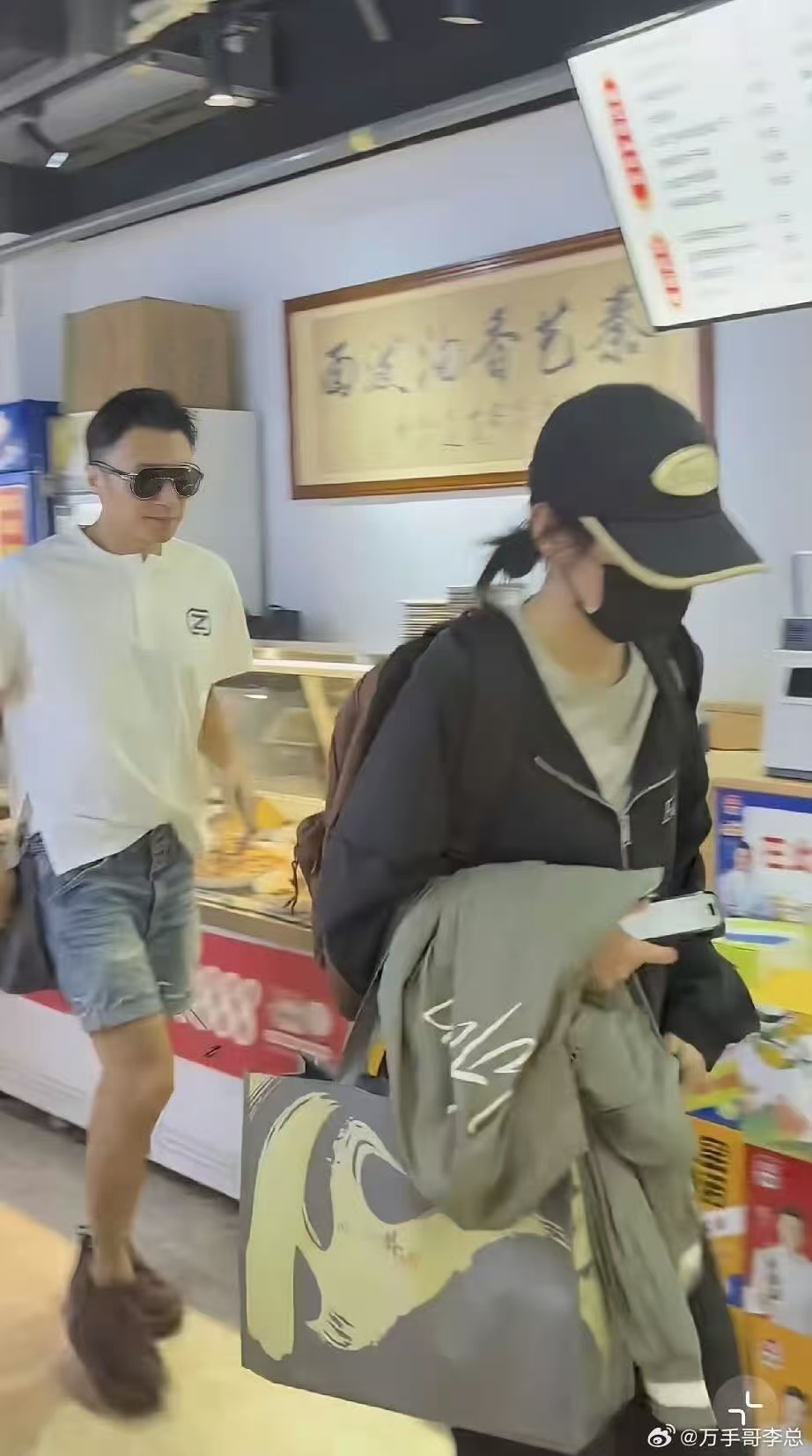 谢霆锋拿个肉夹馍在街头边走边吃 别人探店是拍照，他是真吃！ 