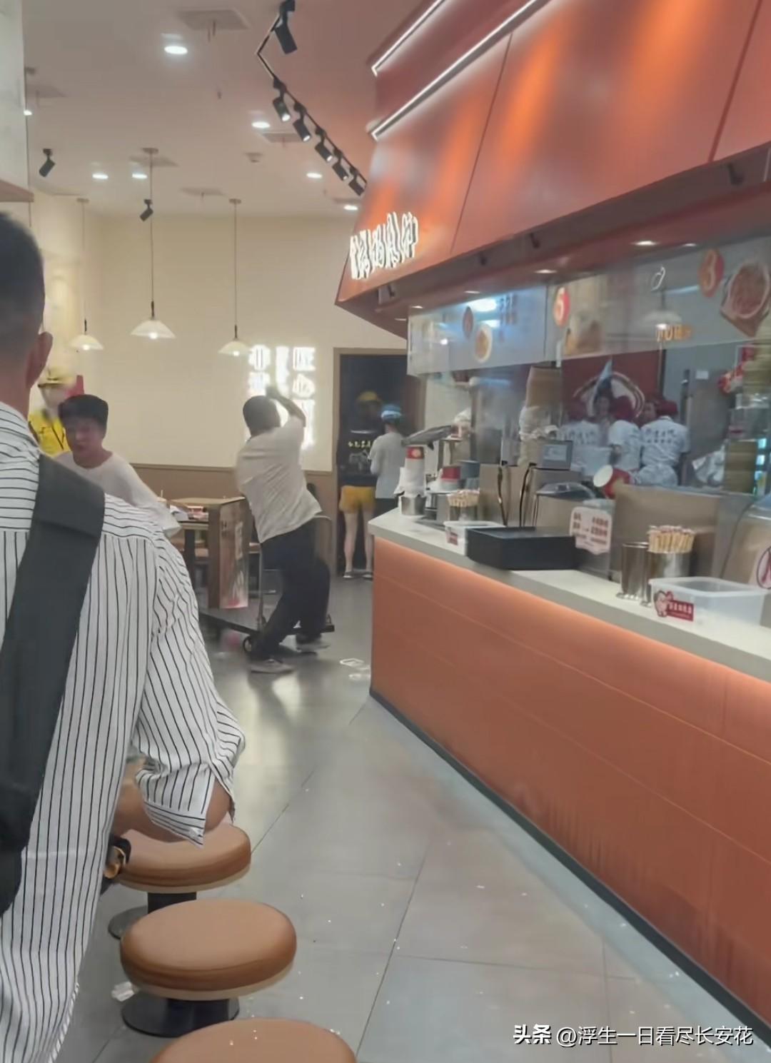 武汉虎泉德华楼店内，一名京东众包骑手因为长时间接了单却取不出餐，情绪崩溃当场砸毁