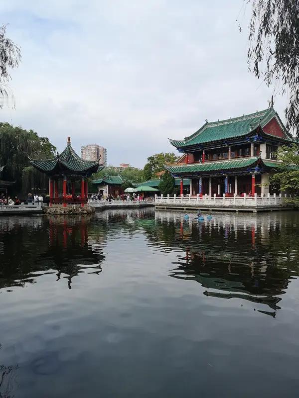 5月6日昆明翠湖公园发布水体治理游船停运公告，游船自此停止运营。这一举措是为了让